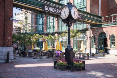 Toronto, Kanada 'daki Damıtma Bölgesi' nde Zaman Elektrikli Saat 