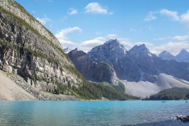 Kanada 'daki Banff Ulusal Parkı' ndaki Moraine Gölü 'nün güzel manzarası