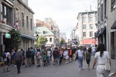 Montreal, Kanada 'nın merkezindeki eski Montreal sokaklarının güzel manzarası