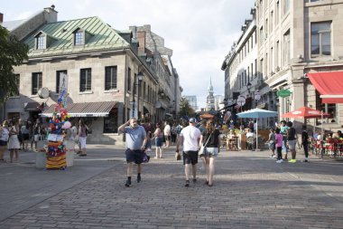 Montreal, Kanada 'nın merkezindeki eski Montreal sokaklarının güzel manzarası