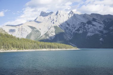 Kanada 'daki Banff Ulusal Parkı' ndaki Minnewanka Gölü 'nün güzel manzarası