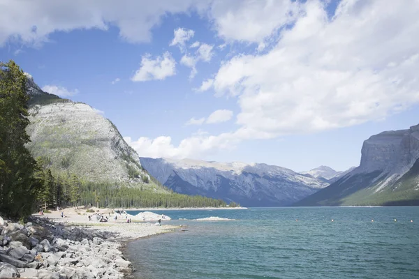 Kanada 'daki Banff Ulusal Parkı' ndaki Minnewanka Gölü 'nün güzel manzarası