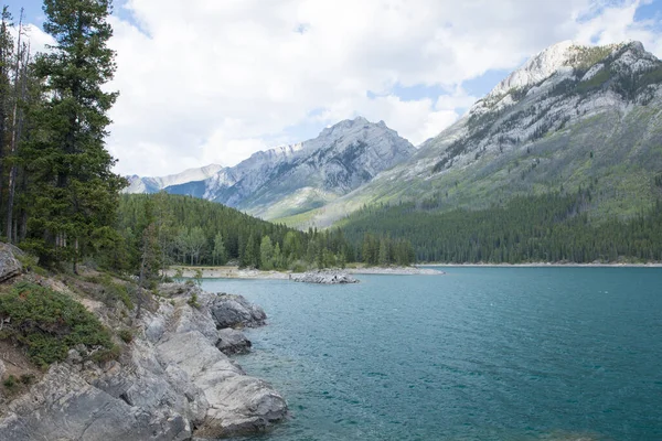 Kanada 'daki Banff Ulusal Parkı' ndaki Minnewanka Gölü 'nün güzel manzarası