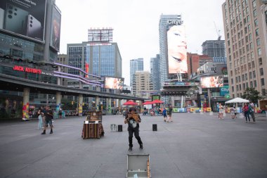 Toronto, Kanada 'daki Yonge-Dundas Meydanı' nın güzel manzarası