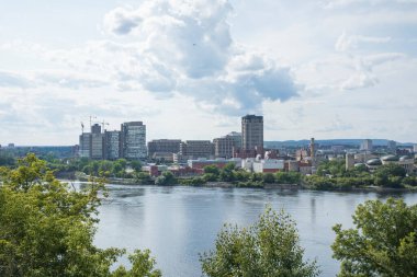 Ottawa, Kanada 'da şehir manzarası ve Ottawa Nehri.