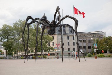 Kanada, Ottawa 'daki Kanada Ulusal Galerisi yakınlarındaki Maman bronz heykelinin güzel manzarası