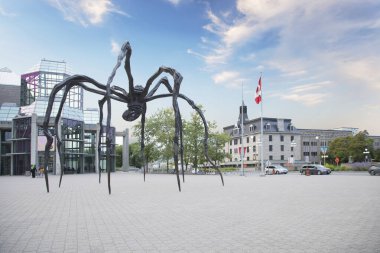 Kanada, Ottawa 'daki Kanada Ulusal Galerisi yakınlarındaki Maman bronz heykelinin güzel manzarası