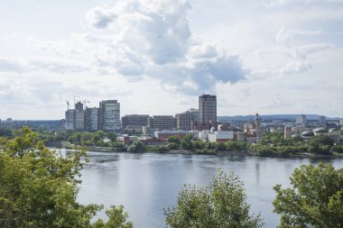 Ottawa, Kanada 'da şehir manzarası ve Ottawa Nehri.
