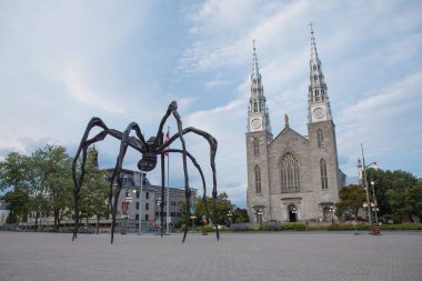 Ottawa, Kanada 'daki Notre Dame Katedrali yakınlarındaki Maman bronz heykelinin güzel manzarası.