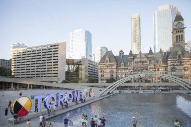 Toronto Tabelasının güzel manzarası Kanada, Toronto 'daki Nathan Phillips Meydanı' nda üç boyutlu bir işaret.