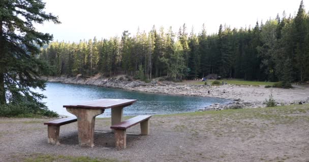 Hermosa Vista Del Lago Minnewanka Parque Nacional Banff Canadá — Vídeos de Stock