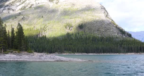 Красивий Вид Озеро Мінневанка Національному Парку Банфф Канаді — стокове відео