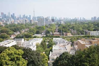 Toronto, Kanada 'daki Casa Loma' dan şehir merkezinin ve CN Kulesinin güzel manzarası