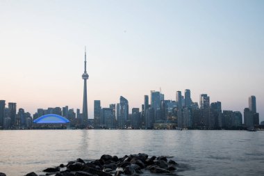 Kanada Toronto 'daki Rogers Center ve CN Tower' ın güzel manzarası