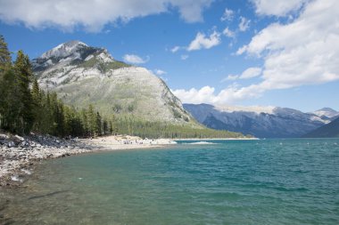 Kanada 'daki Banff Ulusal Parkı' ndaki Minnewanka Gölü 'nün güzel manzarası