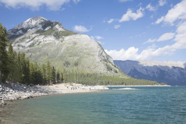 Kanada 'daki Banff Ulusal Parkı' ndaki Minnewanka Gölü 'nün güzel manzarası