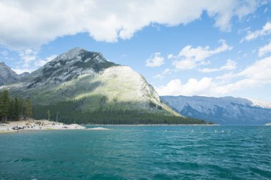 Kanada 'daki Banff Ulusal Parkı' ndaki Minnewanka Gölü 'nün güzel manzarası