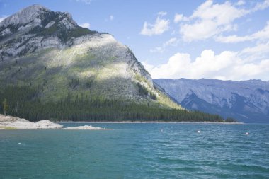 Kanada 'daki Banff Ulusal Parkı' ndaki Minnewanka Gölü 'nün güzel manzarası