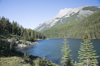 Kanada 'daki Banff Ulusal Parkı' ndaki İki Jake Gölü 'nün güzel manzarası