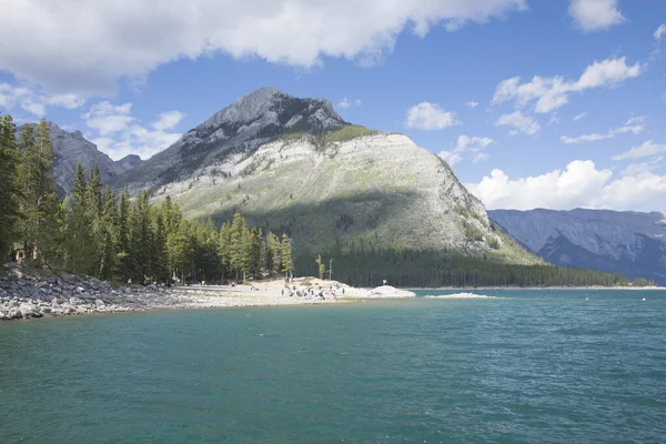 Kanada 'daki Banff Ulusal Parkı' ndaki Minnewanka Gölü 'nün güzel manzarası