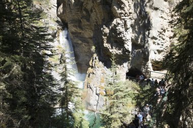 Alberta, Kanada 'daki Banff Ulusal Parkı' ndaki Johnston Kanyonu 'nun güzel manzarası