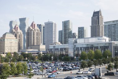 Ontario, Kanada 'da şehir merkezindeki Mississauga caddesinin güzel manzarası