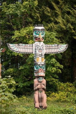 Kanada, Vancouver 'daki Capilano Köprü Parkı' ndaki Totem Kutbu 'nun güzel manzarası