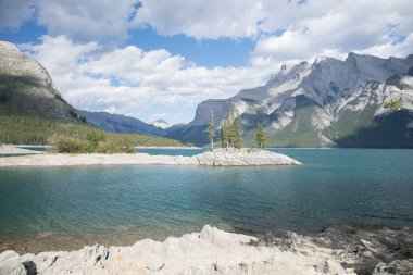 Kanada 'daki Banff Ulusal Parkı' ndaki Minnewanka Gölü 'nün güzel manzarası