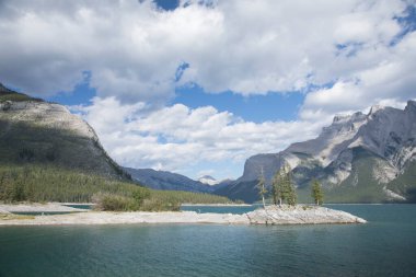 Kanada 'daki Banff Ulusal Parkı' ndaki Minnewanka Gölü 'nün güzel manzarası