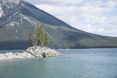 Kanada 'daki Banff Ulusal Parkı' ndaki Minnewanka Gölü 'nün güzel manzarası