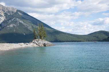 Kanada 'daki Banff Ulusal Parkı' ndaki Minnewanka Gölü 'nün güzel manzarası