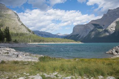 Kanada 'daki Banff Ulusal Parkı' ndaki Minnewanka Gölü 'nün güzel manzarası