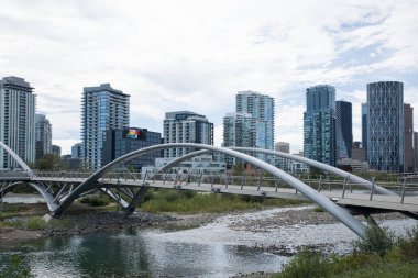 Calgary, Kanada 'daki şehir merkezinin güzel manzarası