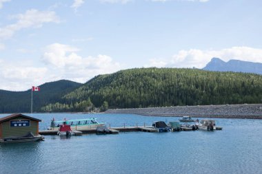 Kanada 'daki Banff Ulusal Parkı' ndaki Minnewanka Gölü 'nün güzel manzarası