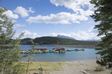 Kanada 'daki Banff Ulusal Parkı' ndaki Minnewanka Gölü 'nün güzel manzarası