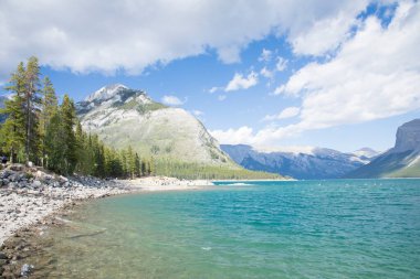 Kanada 'daki Banff Ulusal Parkı' ndaki Minnewanka Gölü 'nün güzel manzarası