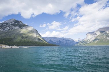 Kanada 'daki Banff Ulusal Parkı' ndaki Minnewanka Gölü 'nün güzel manzarası