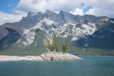 Kanada 'daki Banff Ulusal Parkı' ndaki Minnewanka Gölü 'nün güzel manzarası
