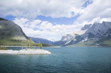 Kanada 'daki Banff Ulusal Parkı' ndaki Minnewanka Gölü 'nün güzel manzarası
