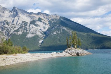 Kanada 'daki Banff Ulusal Parkı' ndaki Minnewanka Gölü 'nün güzel manzarası