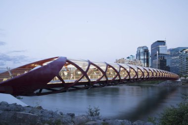Calgary, Kanada 'daki Barış Köprüsü' nün güzel manzarası.