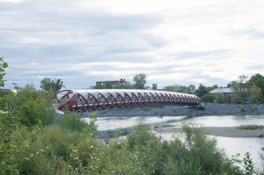 Calgary, Kanada 'daki Barış Köprüsü' nün güzel manzarası.