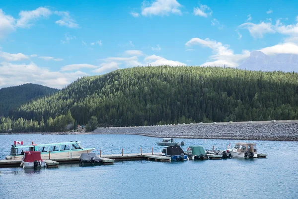 Kanada 'daki Banff Ulusal Parkı' ndaki Minnewanka Gölü 'nün güzel manzarası