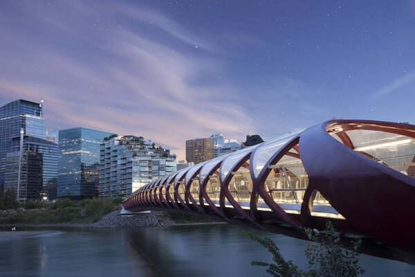 Мбаппе вид на Мост Мира в центре Калгари, Канада