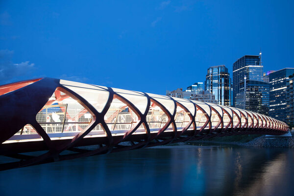 Мбаппе вид на Мост Мира в центре Калгари, Канада