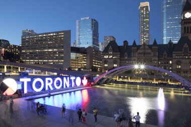 Toronto Tabelasının güzel manzarası Kanada, Toronto 'daki Nathan Phillips Meydanı' nda üç boyutlu bir işaret.