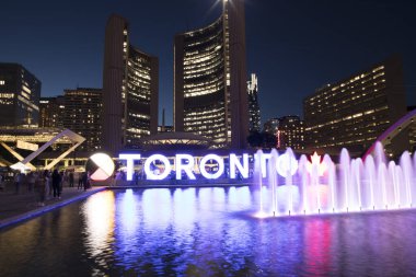 Toronto Tabelasının güzel manzarası Kanada, Toronto 'daki Nathan Phillips Meydanı' nda üç boyutlu bir işaret.