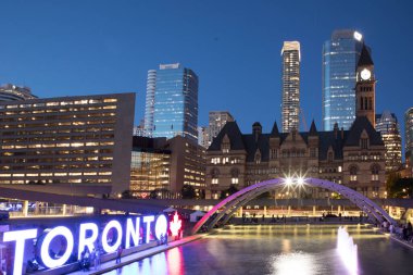 Toronto Tabelasının güzel manzarası Kanada, Toronto 'daki Nathan Phillips Meydanı' nda üç boyutlu bir işaret.