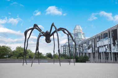 Kanada, Ottawa 'daki Kanada Ulusal Galerisi yakınlarındaki Maman bronz heykelinin güzel manzarası