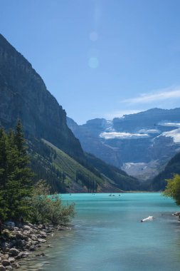 Kanada 'daki Banff Ulusal Parkı' nda Louise Gölü 'nün güzel manzarası